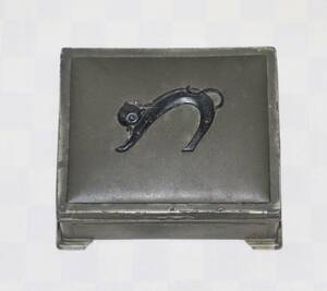アールデコ　黒猫デザイン　ジュエリーボックス／小物入れ　金属製　日本製　中古品　レトロ　　ヴィンテージ　アンティーク
