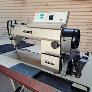 工業用ミシン、本縫いミシン、ジューキ自動糸切り付き本縫いミシンDDL-5580！整備済品、美品、作動良好、電源100V！