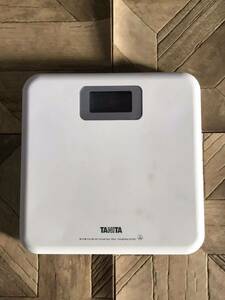 え１】タニタ 体重計 ホワイト HD-661-WH A4 通電動作確認済み ダイエット 減量 健康 ボディ ケア メンテナンス 体調管理 計測 現状