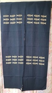 B級 アジアン雑貨 インド製プリントのれん 紺 さかな 150cm