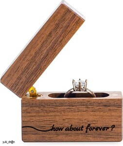 木製婚約指輪ボックス 彫刻 くるみの木 胡桃 高級感 小さくてスリム フラットリングケース プロポーズ 結婚式 二重保護 手作り