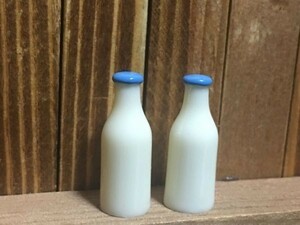 y205-2◆新鮮生乳100％◆ ドールハウス 用 ミニチュア ミルク ボトル 青 2個 牛乳 モーニング ジュース Doll House Blythe ブライス フード