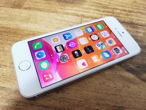 SIMフリー iPhone SE 第1世代 A1723 16GB バッテリー74％ バージョン15.8.2 送料185円♪