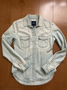 ☆美品☆AMERICAN EAGLE シャツ ブラウス ダンガリーシャツ 長袖 ライトブルー レディースサイズXS コットン100% アメカジ　送料210円