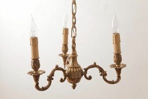 R-034208 フランスビンテージ　真鍮の細かな装飾が目を引くシャンデリア(3灯、天井照明、吊り下げ照明)