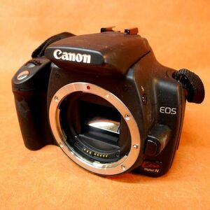 c111 Canon EOS KISS DIGITAL N 一眼レフ デジタル バッテリー付 サイズ:幅約13cm 高さ約9cm 奥行約8cm/60