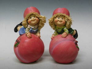 ●《　かわいい　りんごに乗った女の子　2点まとめて　》　昭和レトロ　レジン製　りんご　女の子　レトロ　雑貨　置物　インテリア