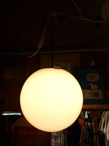 50～60’s ビンテージ 吊り下げ ペンダントランプ ミッドセンチュリー ボール型 ホワイトガラス 家具 照明 インテリア ディスプレイ