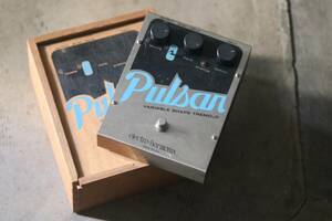 エレクトロハーモニクス　 Electro-Harmonix ”Pulsar”　木箱付きの旧筺体のトレモロです。