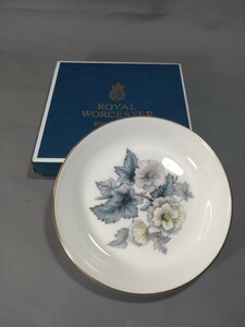 Royal Worcester . Mande in England. 飾り皿