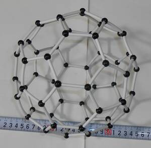 サッカーボール型分子模型フラーレン