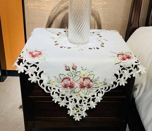 薔薇の花　カットワーク刺繍　テーブルクロス85X85cm　当店オリジナル商品　ホワイト地