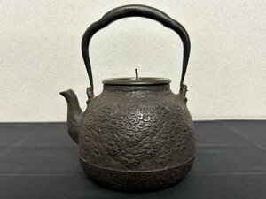 蔵出 A3 龍文堂 造 鉄瓶 雲模様 雲紋 小型 煎茶道具 金属工芸品 古玩 茶道具 時代物 高さ約18㎝ 幅約14㎝ 約1301g 銅蓋 骨董品 在銘 古美術