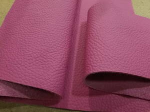 ８０　牛革はぎれ　シュリンク　ピンク　イタリア革　２枚　１．６ミリ　やわらかソフト　大きいサイズ　おおむね良好　インポート革