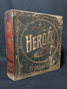 アンテイーク ブリキ缶 ケース THE HEROLD SMOKED SARDINES 年代物 1900年代初頭 本型 什器 ディスプレイ タバコ缶 欧州 1円スタート！