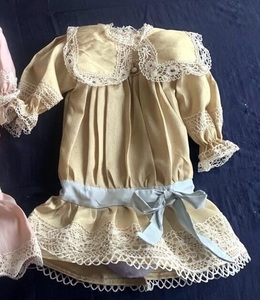 ビスクドール用シルクドレス 48cmの人形用 ベージュゴールド/ブルーリボン アンティークとヴィンテージの生地 フレンチスタイル