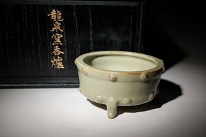 ☆百合☆龍泉窯三足香炉　直径約9.8cm　（検）青磁 香爐 唐物 中国美術 骨董 古道具