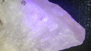 パキスタン産のマンガノ・カルサイト原石です。　ピンク蛍光　あやかしの蛍光　残り７個ほど