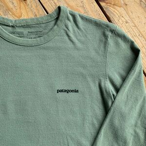 USA古着 patagonia パタゴニア ロンT メンズ XSサイズ グリーン カットソー 胸ロゴ 長袖 バックプリント　アメリカ仕入れ アウトドア T2476