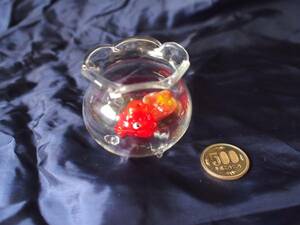 ● 透明ガラスの金魚鉢、3点足付、ブッチョズラな赤い金魚 - 送料込み