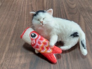 ＊obu＊ハンドメイド＊ 羊毛フェルト　猫 和猫 ねこ くつろぎ 白黒猫 こいのぼり 子供の日 手のひらサイズ