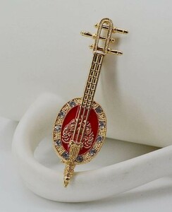 ブローチ 赤い弦楽器 中国風 キラキラ
