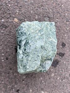 日高翡翠　激レア　採掘終了　国産鉱物　クロム透輝石　幻の翡翠　約2859g　未研磨　全体的に宝石質の輝石が入る原石