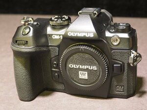 S957 OLYMPUS デジタルミラーレス一眼カメラ OM-1 OM SYSTEM ボディのみ ブラック バッテリー＋充電器付属 オリンパス