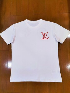 ルイヴィトン　Tシャツ メンズサイズL　　　大人気　立体モノグラムLV　後ベロアワッペン正規品1円スタート　