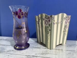 22A05-74:ガラス工芸品　花瓶　花器　金彩　紫ガラス　その他　木製プランターBOX　紫のお花　2点まとめて　インテリア