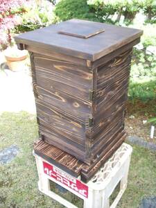 日本蜜蜂巣箱 　重箱式　４段　　上蓋と台座部分に開閉口あり　
