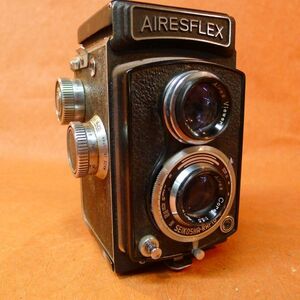 b308 AIRESFLEX アイレスフレックス 二眼レフカメラ ケース付(状態悪い) 寸法：約幅10.5㎝ 高さ14.7㎝ 奥行10㎝/60