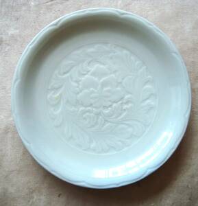 大皿　白磁　崋山窯　乳白色 花柄デザイン（直径：３1.5cm）1枚