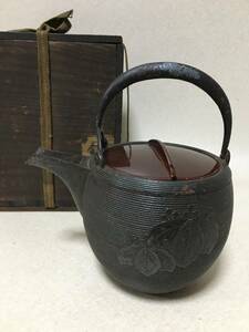 【B715】鉄銚子　象嵌　桐紋　塗蓋　酒器　古品　木箱入れ　鉄瓶　急須
