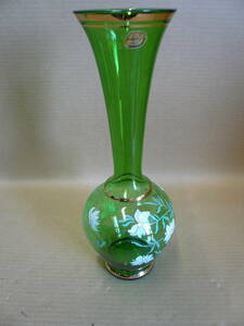 ●ガラスの花瓶　エメラルドグリーン、花の図入り　BOHEMIA　チェコスロバキア製　未使用