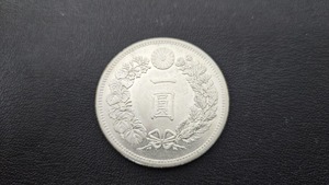 【F8248】美品 古銭 旧一圓銀貨 明治十六年 直径38.60㎝　幅2.62㎜ 重さ26.8g