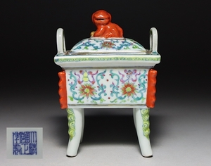 【都涼音】中国古玩　清時代　色絵粉彩七宝文　耳付き香炉　在銘　木箱
