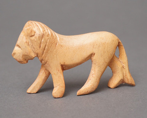 アフリカ　ケニア　ライオン　木彫り　置き物　Sサイズ　オブジェ　彫刻　動物