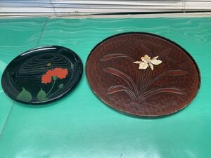 (1118) 木製漆器 彫花 水仙 丸盆 茶盆 菓子皿 天然木 工芸品 漆塗　2点　直径：約33cmと22.5cm