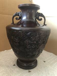 龍双耳鋳銅製花瓶、龍仙作、両面側に花と獅子絵、　飾り壺、花器