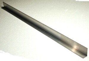 真空管アンプの自作やDIY等に用いるアルミ製のＬ型アングル、サイズ : 50mm×30mm×1m×2.0t ★ 新品・未使用品　②