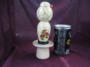 白薩摩焼　女の子人形と台座　検　アンティーク、コレクション 工芸品 陶芸 日本の陶磁 薩摩　さつま焼