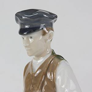 #620 ロイヤルコペンハーゲン フィギュリン 「ハンマーを持った羊飼いの少年」 1965年製 北欧 デンマーク の 陶磁器 wwww6