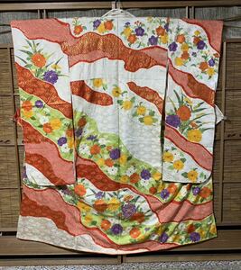 振袖 正絹綸子 白地と赤の絞りの熨斗目柄に菊と梅の花柄に刺繍と金箔入り Ｆ10