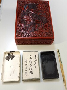 A1478 仙台堆朱 楼閣山水図 硯箱 共箱 漆器 書道具 文房具 伝統工芸 硯/1点　極細筆/2点