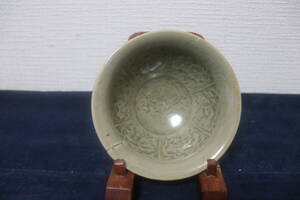 耀州窯　青磁花紋碗　宋時代　茶道具　中国古玩　口辺窯傷あり　布張箱有