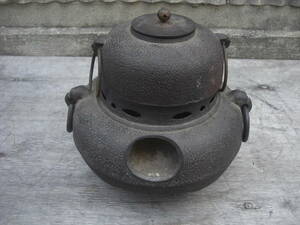 Qn341 昭和レトロ 南部鉄器 茶釜 茶道具 湯釜 丸窯 耳付 三つ足 骨董 古玩 伝統工芸 高32cm 和道具 茶道 禅 古民家 120サイズ