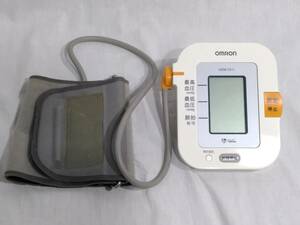 △ オムロン/デジタル自動血圧計/上腕式血圧計/HEM-7011ファジィ/2005年製/動作確認済み/腕帯にシミ多数/電池ケースに汚れ複数有り