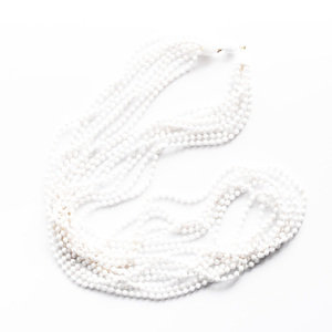 Vintage　white 　8 consecutive　plastic long necklace