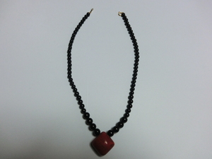 ■美品:留め具Ｋ18黒と赤のモダンなネックレス　　　 Tm606